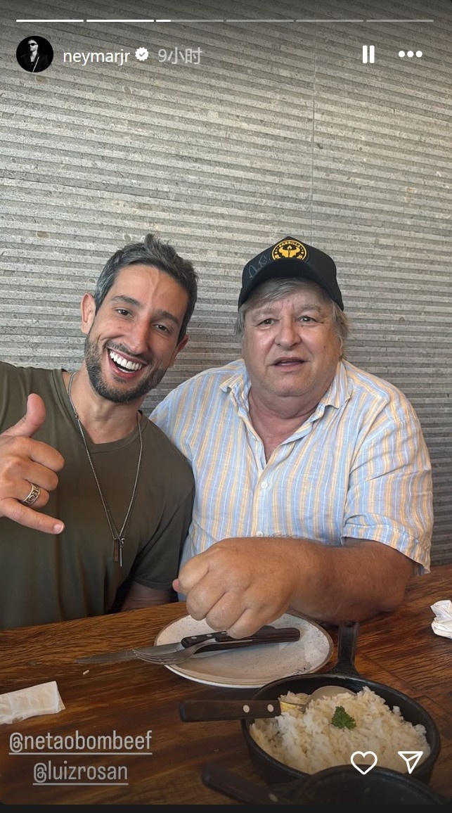 内马尔带桑托斯工作人员去烤肉店吃午饭,并向店主赠送签名球衣