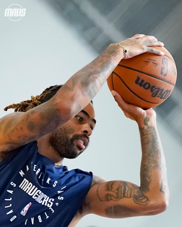 独行侠新援拉塞尔投入训练，官方发布多图展现季前备战状态