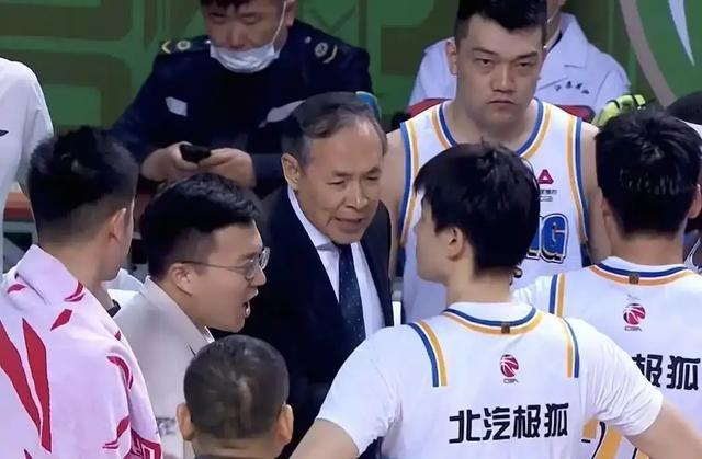 赵睿24分4板6助 北汽男篮90-88险胜同曦 赵柏清17分
